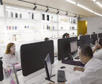 Equipe da Innovation Brindes trabalhando no showroom da fábrica própria em São Paulo