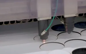 Máquina de gravação a laser personalizando peças na fábrica