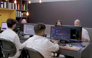 Equipe analisando indicadores nos computadores