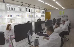 Equipe de atendimento trabalhando no showroom da Innovation Brindes
